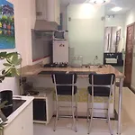 Perto Da Praia De Copacabana, 150 Metros Da Praia, Entre Postos 5 E 6