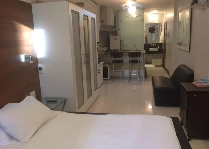 Perto Da Praia De Copacabana, 150 Metros Da Praia, Entre Postos 5 E 6